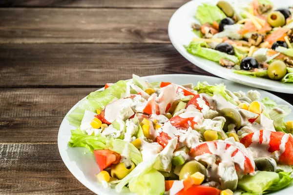 Manger sainement, salade grecque de cuisine méditerranéenne, concept végétarien — Photo