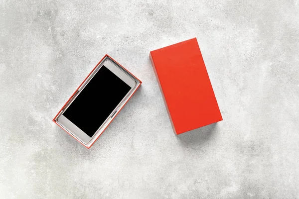 Yeni cep telefonu ve kutusu, siyah ekran ve dilek için boş alan ile smartphone