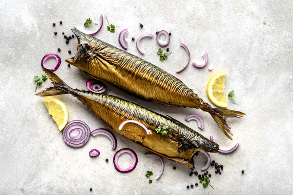Makrill, rökt fisk med omega 3 fett, bar mat på bordet — Stockfoto