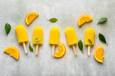 Portakal suyu ile çubuklu dondurmayı. Buz çıkar, düz yatıyordu, en iyi görünümü