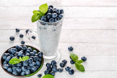 Chia pudingi çilek ve süt, meyve tatlı tohumları, sağlıklı kahvaltı kavramı ile