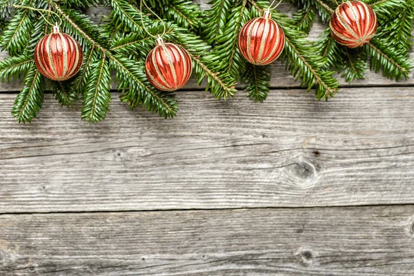 Fondo de Navidad con adornos y ramas de abeto sobre tabla de madera — Foto de Stock