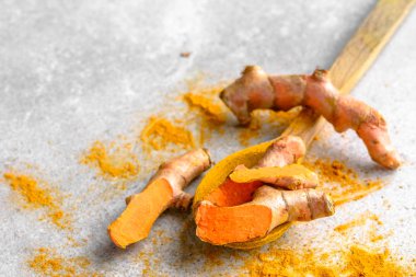 Taze kök ve zerdeçal tozu, Hint baharat, vejetaryen mutfağı için sağlıklı baharat madde