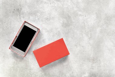 Zarif smartphone, siyah ekran, kablosuz teknoloji kavramı ile akıllı telefon ile hediye kutusu