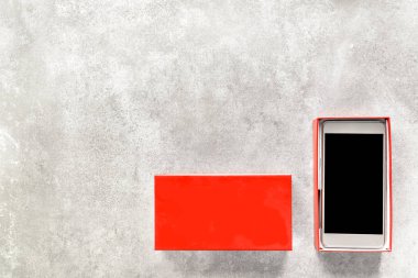 Yeni mobil akıllı telefon, hediye kutusu ile siyah ekran, kablosuz teknoloji kavramı ile smartphone