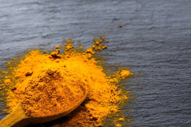 Taze kök ve zerdeçal tozu, Hint baharat, vejetaryen mutfağı için sağlıklı baharat madde