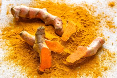 Taze kök ve zerdeçal tozu, Hint baharat, vejetaryen mutfağı için sağlıklı baharat madde