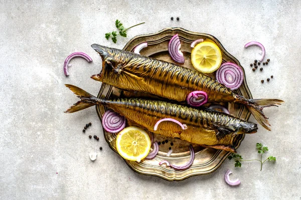 Sgombro, pesce affumicato con grassi omega 3, bar food in tavola — Foto Stock