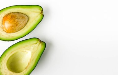 Beyaz arka plan üzerinde sağlıklı gıda kavramı izole avokado yarısını