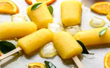 Taze portakal ve buz, yaz ferahlatıcı kavramı ile turuncu buzlu şeker