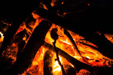 Şenlik ateşi, sosis ile Barbekü, yaz kamp ateşi ile açık piknik Kızarmış sosis.