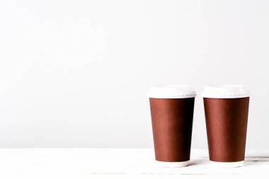 Paket kahve fincan izole. Tek kullanımlık bardak kahverengi kağıt ile.