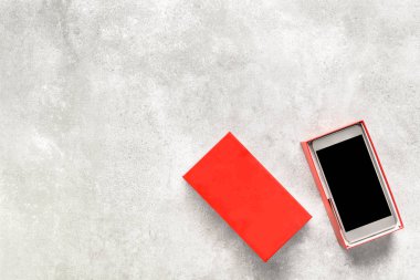 Yeni akıllı telefon, hediye kutusu ile siyah ekran, kablosuz teknoloji kavramı ile smartphone