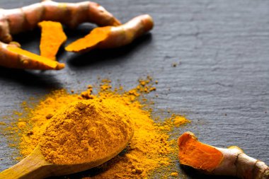 Taze kök ve zerdeçal tozu, Hint baharat, vejetaryen mutfağı için sağlıklı baharat madde