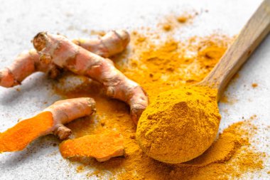 Taze kök ve zerdeçal tozu, Hint baharat, vejetaryen mutfağı için sağlıklı baharat madde