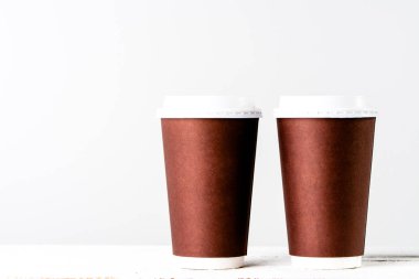 Tek kullanımlık kağıt bardak kahve için götürün. Emanet içmek için kapak ile kahverengi su bardağı.