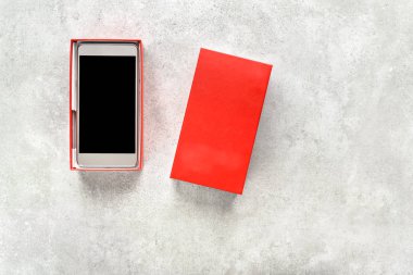 Yeni cep telefonu hediye kutusu, siyah ekran ve dilek için boş alan ile smartphone