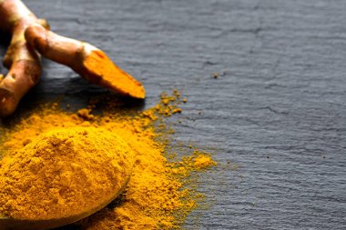 Taze kök ve zerdeçal tozu, Hint baharat, vejetaryen mutfağı için sağlıklı baharat madde