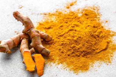 Taze kök ve zerdeçal tozu, Hint baharat, vejetaryen mutfağı için sağlıklı baharat madde