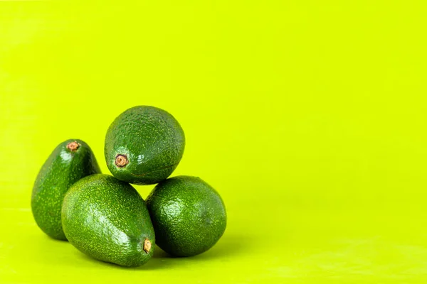 Abacates isolados, superalimento verde fresco, alimento orgânico conceito criativo — Fotografia de Stock