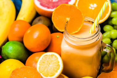 Milkshake tropikal meyve veya taze meyve blenden kavanoza ile güler yüzlü kavanoz