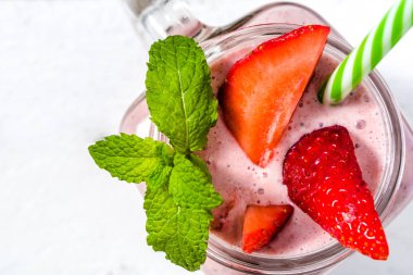 Taze çilek ve nane, diyet gıda ve sağlıklı kahvaltı konsepti ile kavanoza çilek güler yüzlü