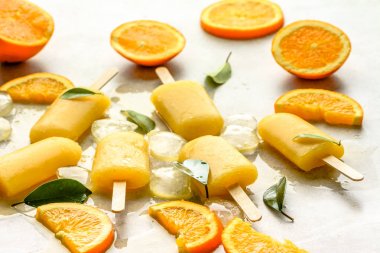 Doğal taze portakal suyu, Ice cream sopa, soğuk Aperatif veya tatlı ferahlatıcı yaz ile turuncu buzlu şeker