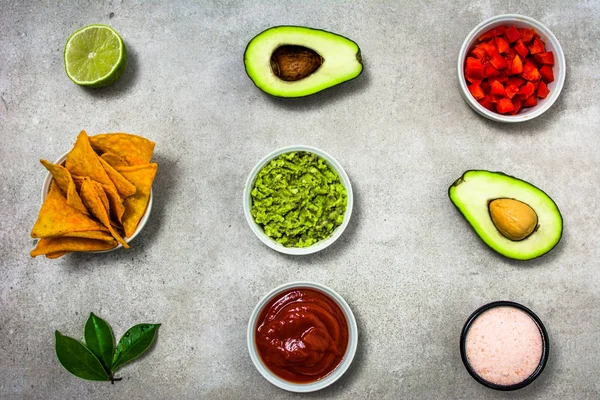 Traditional mexican sauce - guacamole dip with avocado, tortilla chips snack on table, party food for sharing — Stock Photo, Image