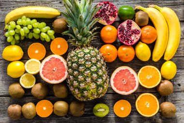 Çiftlik tablo meyve, düz ile yatıyordu. Taze meyve arka plan, sağlıklı yiyecek ve temiz yemek kavramı.