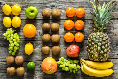 Tropikal meyve masaya karıştırın. Meyve sağlıklı temiz beslenme ve diyet kavram olarak.