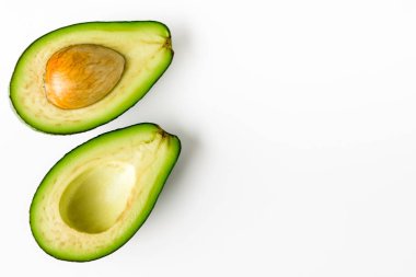 avokado beyaz arkaplanda izole edildi
