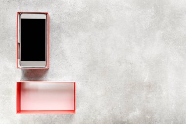 Yeni cep telefonu ve kutusu, siyah ekran ve dilek için boş alan ile smartphone