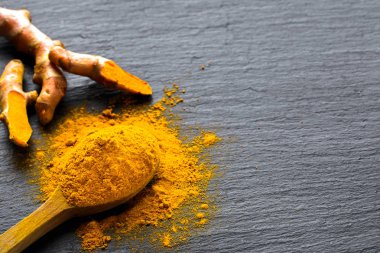 Taze kök ve zerdeçal tozu, Hint baharat, vejetaryen mutfağı için sağlıklı baharat madde