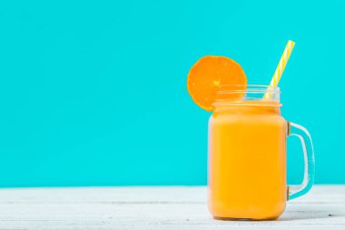 Portakal dilim ile yaz içeceği serinletici yüzlü tropikal meyve ya da süt kokteyl, kavanoz