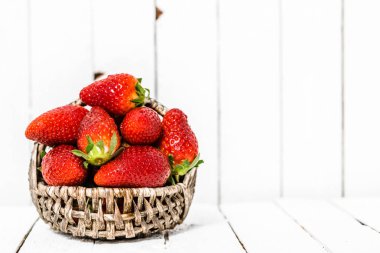 Beyaz arka planda, çiftlik taze çilek organik kırmızı dut meyve çiftçi piyasasında