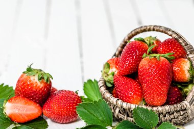 Tatlı çilek Beyaz ahşap zemin üzerinde. Tablo taze kırmızı çilek.