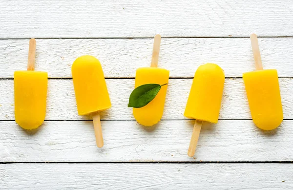 Picolés de laranja com suco. Gelo pops, flat lay, vista superior — Fotografia de Stock