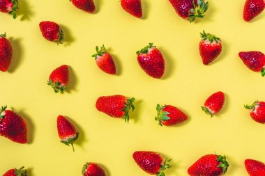 Taze çilek, desenle meyve, meyve Sarı zemin üzerine doğal doku