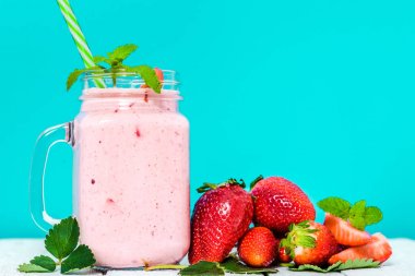 Tablo ve taze çilek, sağlıklı kahvaltı kavramı kavanoza çilek güler yüzlü