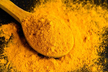 Taze kök ve zerdeçal tozu, Hint baharat, vejetaryen mutfağı için sağlıklı baharat madde