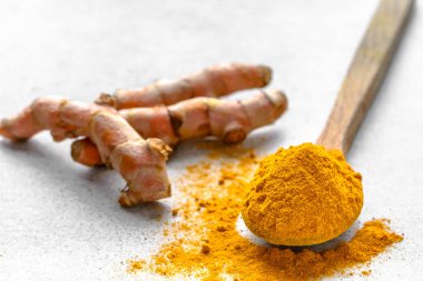 Taze kök ve zerdeçal tozu, Hint baharat, vejetaryen mutfağı için sağlıklı baharat madde