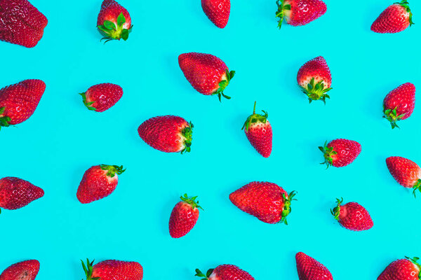 Ripe strawberry, red fruit pattern, seamless natural texture with fruits on blue background