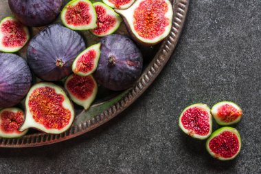 Taze incir dilimleri. Mor incir meyveleri, üst manzara..