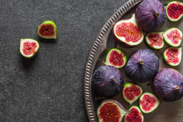 Fresh fig fruits. Blue figs slices on plate. — Stock Photo, Image