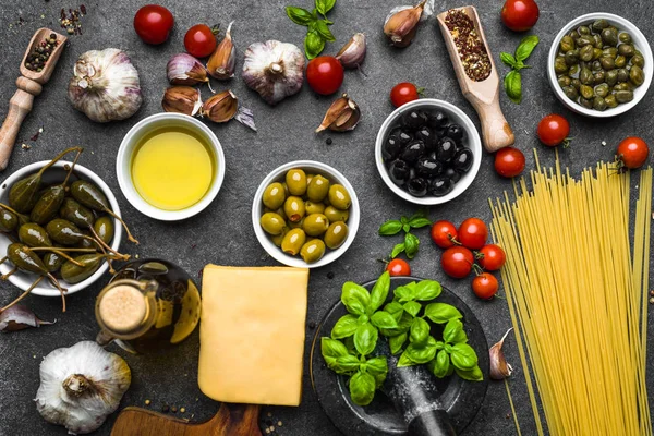 Cucina italiana o mediterranea sfondo dieta con ingredienti, vista dall'alto, flat lay — Foto Stock