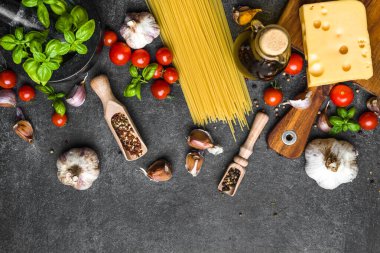 İtalyan yemek geçmişi. Spagetti için yemek malzemeleri: domates, fesleğen, zeytinyağı, peynir, sarımsak, baharat