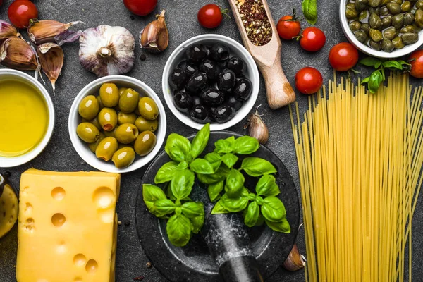 Dieta mediterranea sfondo. Ingredienti per la cucina italiana: pasta, basilico, oliva, olio, formaggio, pomodori — Foto Stock