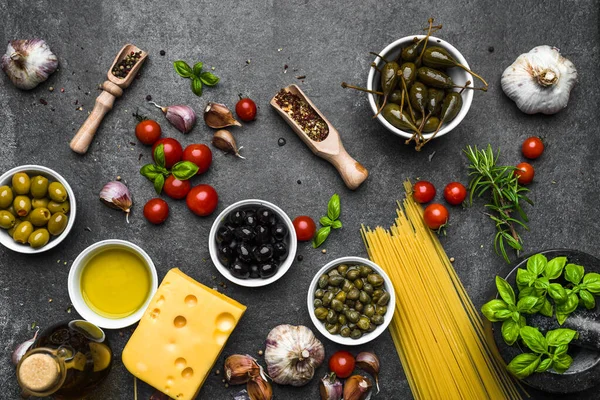 Dieta mediterranea sfondo. Ingredienti per cucina italiana, flat lay, top view — Foto Stock