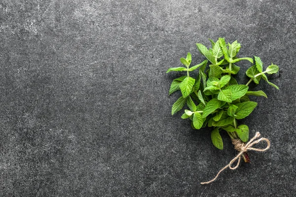 Erbe aromatiche. Menta fresca verde. Mazzo organico di foglie di menta su sfondo scuro . — Foto Stock