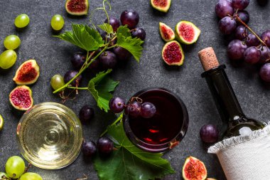 Şarap kadehleri, kırmızı ve beyaz şarap ve şişe, üst manzara.